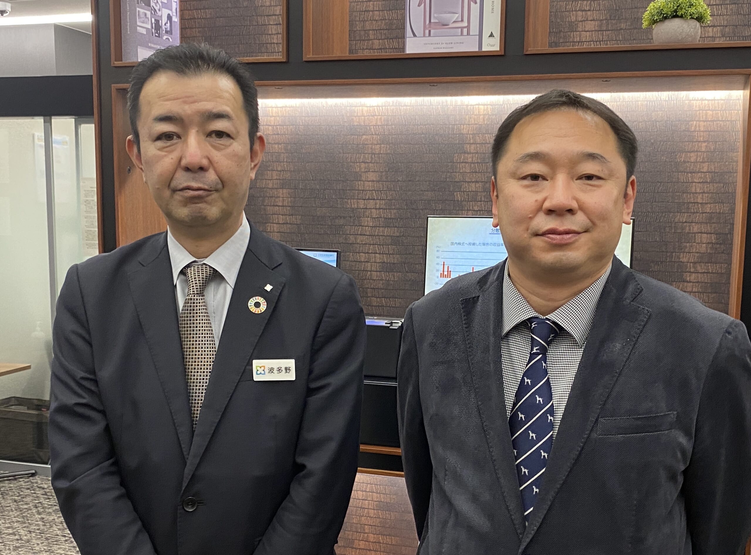 三井住友信託銀行渋谷支店・渋谷中央支店 支店長の波多野勉様（左）とピースウィンズ代表理事の大西健丞（右）