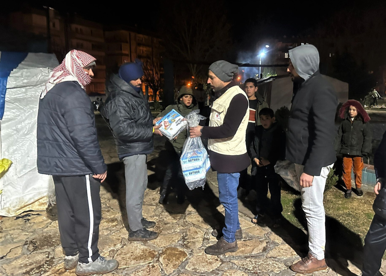 シャンルウルファ県で被災者に支援物資を手渡すAAR職員