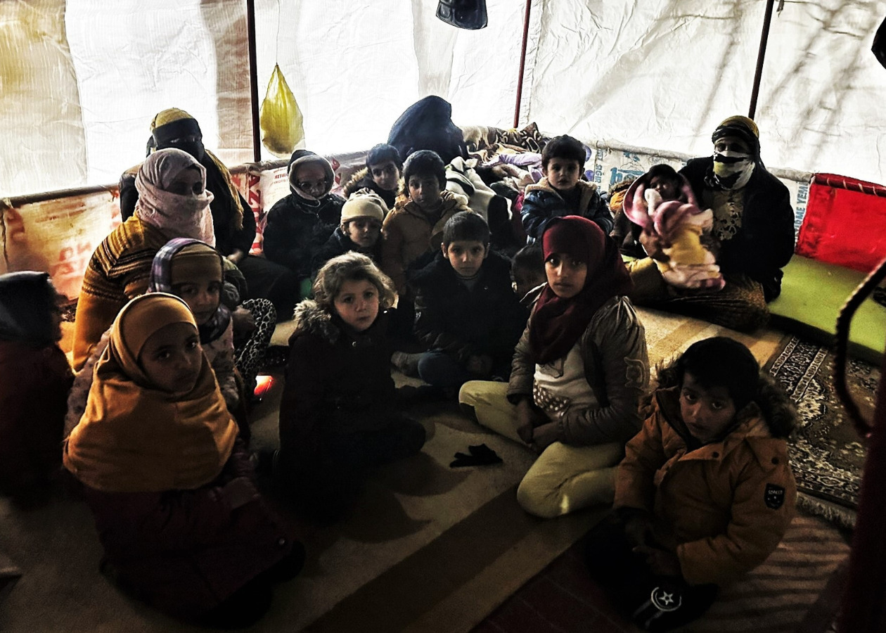 トルコ南東部シャンルウルファ県の被災地でシェルターに身を寄せる子どもたち＝2月7日夜